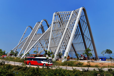 Tháp[-]biểu[-]tượng[-]với[-]cổng[-]chào:[-]biểu[-]tượng[-]gì[-]và[-]để[-]chào[-]ai
